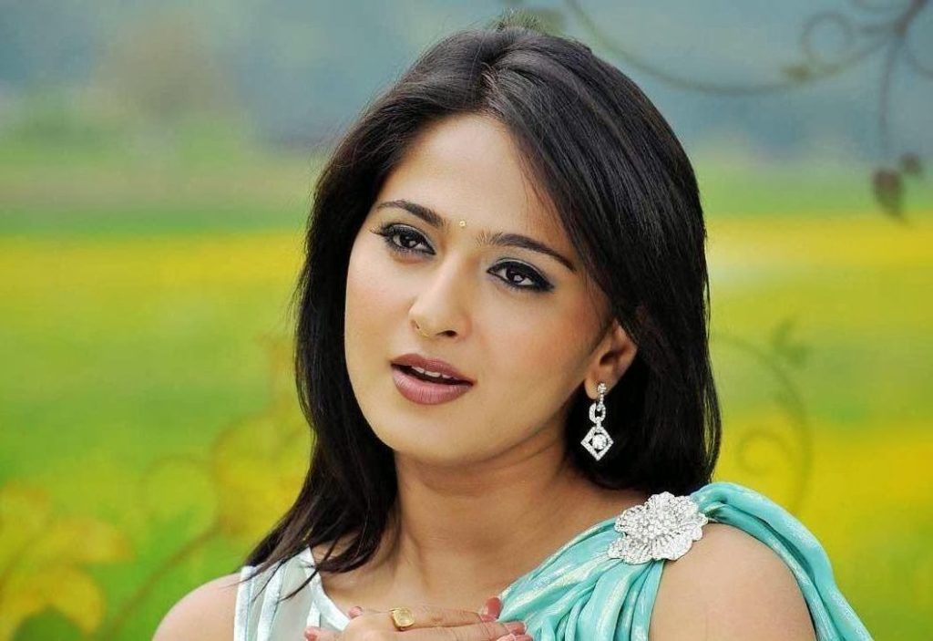 anushka shetty hot, bikini hot photos, bra size, sexy hot images, wallpaper pics, anushka shetty saree & bikini photoshoot