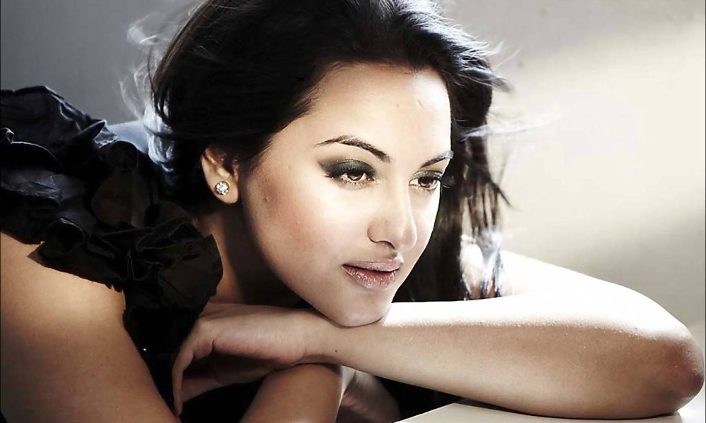 sonakshi sinha ki sexy photo