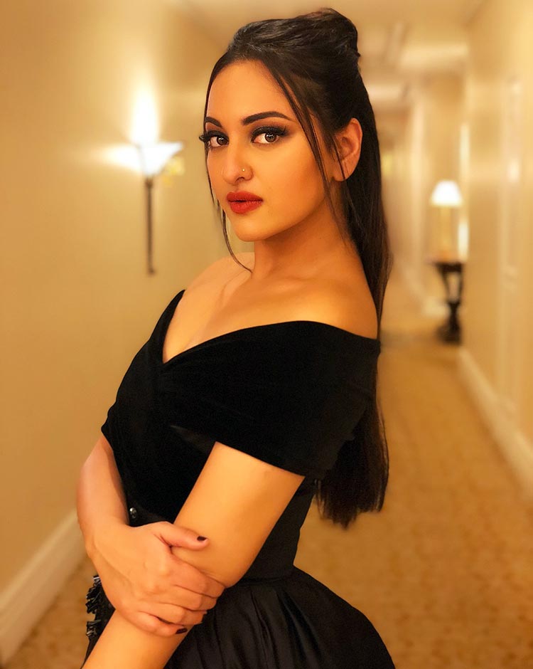 Sonakshi Sinha Hot Pics 35 Sexy Bikini Photos [latest Wallpapers 2019]