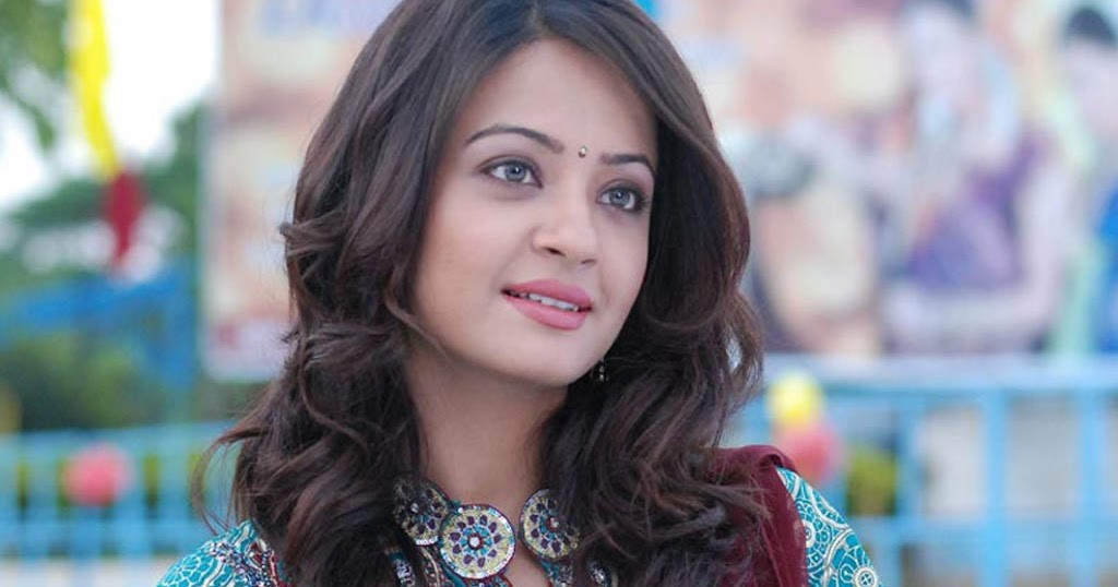 Bollywood And Punjabi Actress Surveen Chawla New Wallpapers