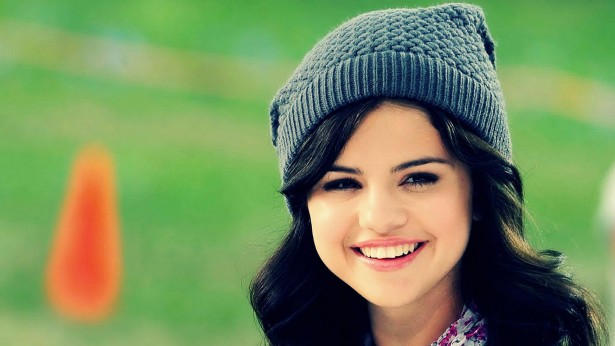 Selena Gomez Cute Smile Wallpapers