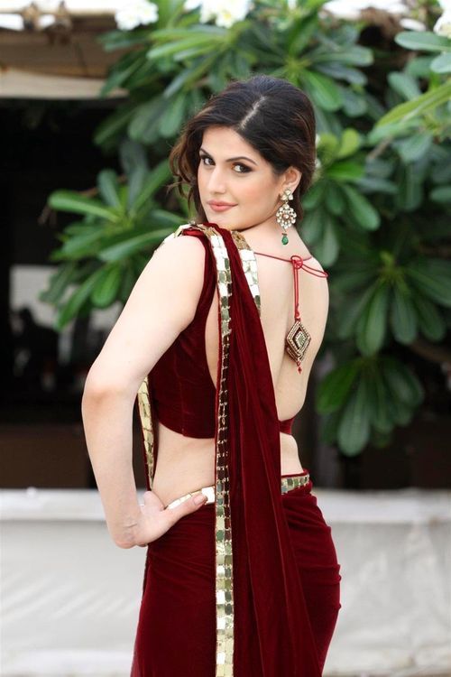 zarine khan looking gorgeous in saree