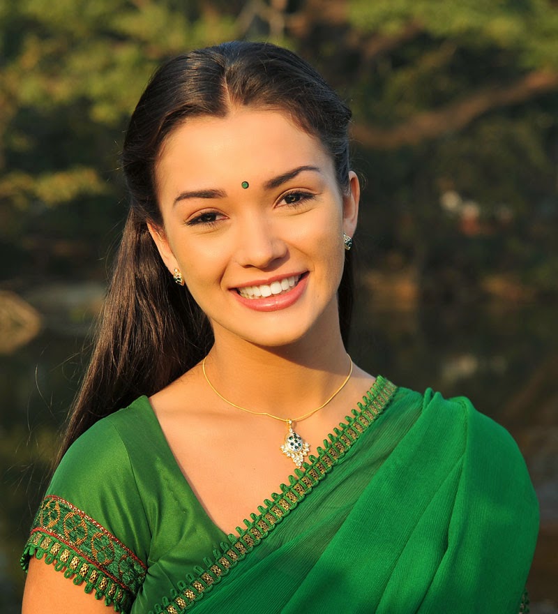 cute-photo-of-amy-jackson-in-saree