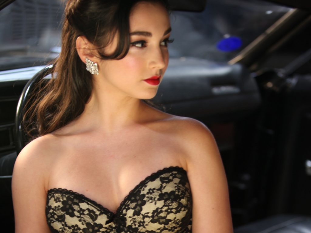 Molly Ephraim Bikini Bilder