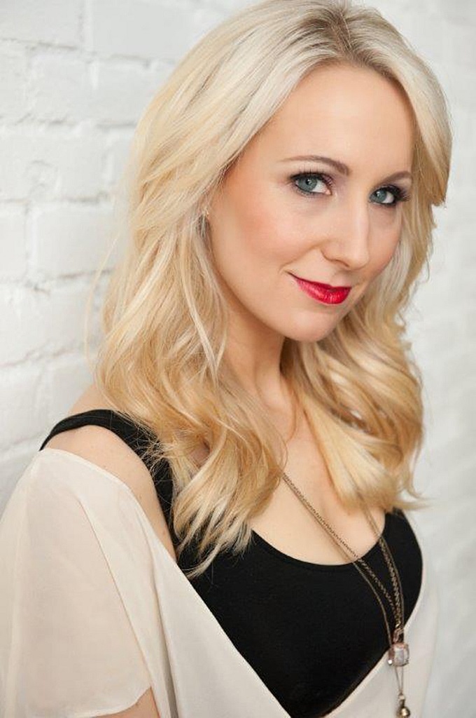 Nikki Glaser hot pictures