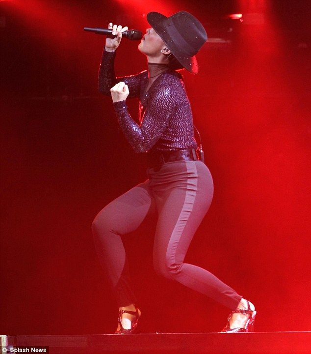 Top 30 Alicia Keys Hot & Sexy Photos 2023!